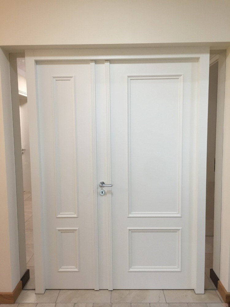 weiße Tür im Landhaus-Stil