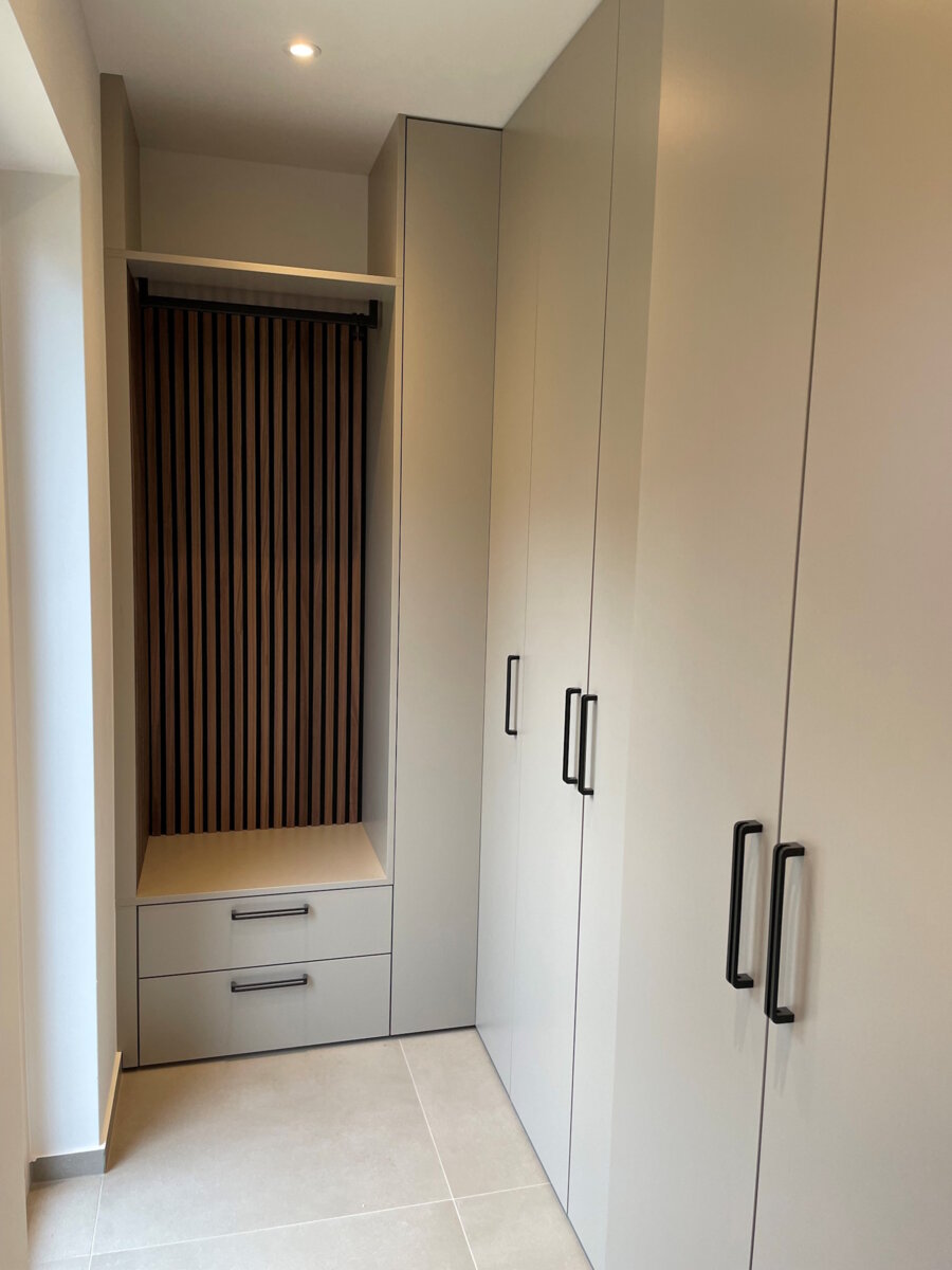 weiß furnierter Einbauschrank